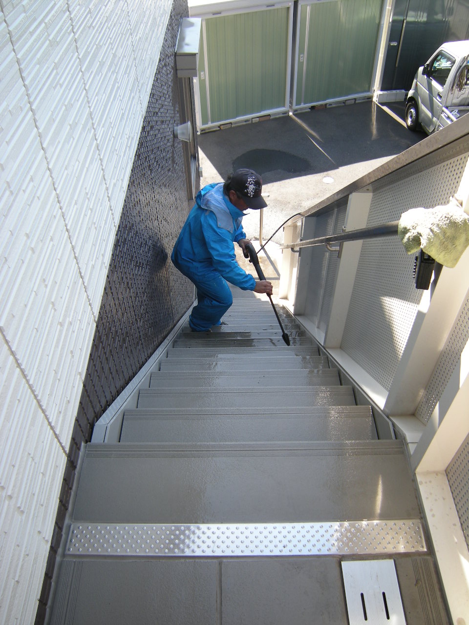 階段を高圧洗浄クリーニング
